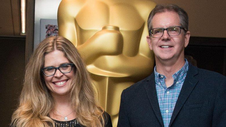 1001 giả thuyết ở Frozen 2: Anna có siêu năng lực mùa xuân, còn Elsa có bạn gái?