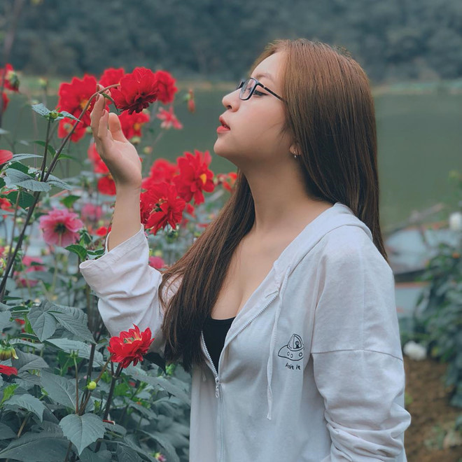 Bạn gái Quang Hải phản ứng ra sao khi bị chê hát dở, ăn mặc hở hang?