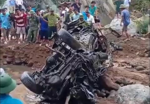 Tìm thấy ôtô chở 2 sĩ quan biên phòng bị lũ cuốn hơn một năm trước