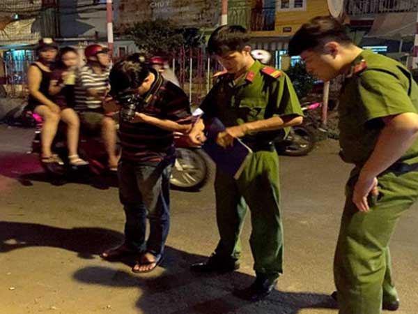 Người phụ nữ ở Sài Gòn bị thanh niên dùng dao đâm vào đầu vì bịch ve chai