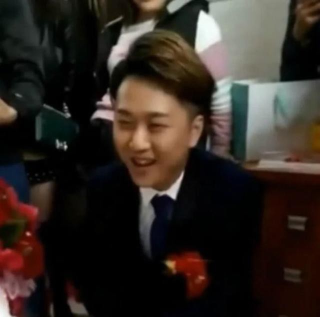 Cô dâu lớn tuổi gây sốt mạng vì đeo vàng trĩu cổ, nhìn sang nhan sắc chú rể ai cũng phải giật mình