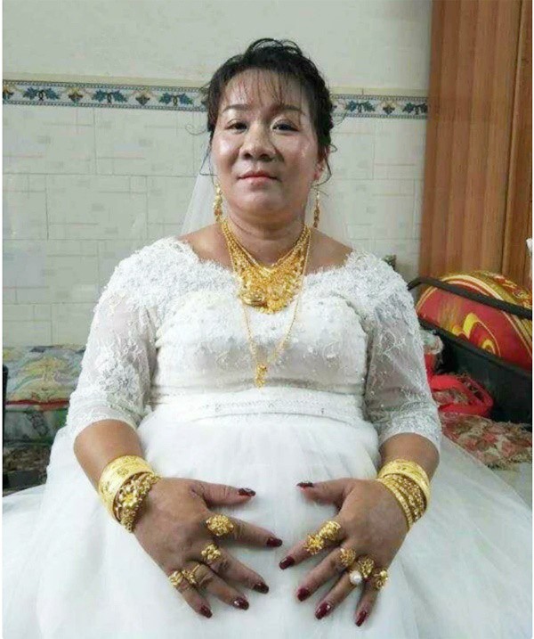Cô dâu lớn tuổi gây sốt mạng vì đeo vàng trĩu cổ, nhìn sang nhan sắc chú rể ai cũng phải giật mình