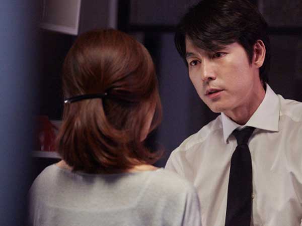 Trót lên giường với chị sếp già, choáng váng khi tỉnh dậy thấy 5 triệu cùng vật lạ