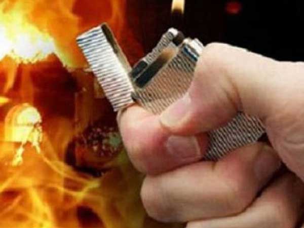 Bị chồng đánh đập, vợ tưới xăng đốt chết người