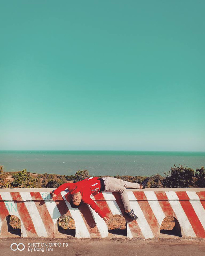 Cậu bạn từng khóc trôi cả Đà Lạt tái xuất với bộ ảnh đẹp xỉu ở Bình Thuận theo đúng nghĩa đen