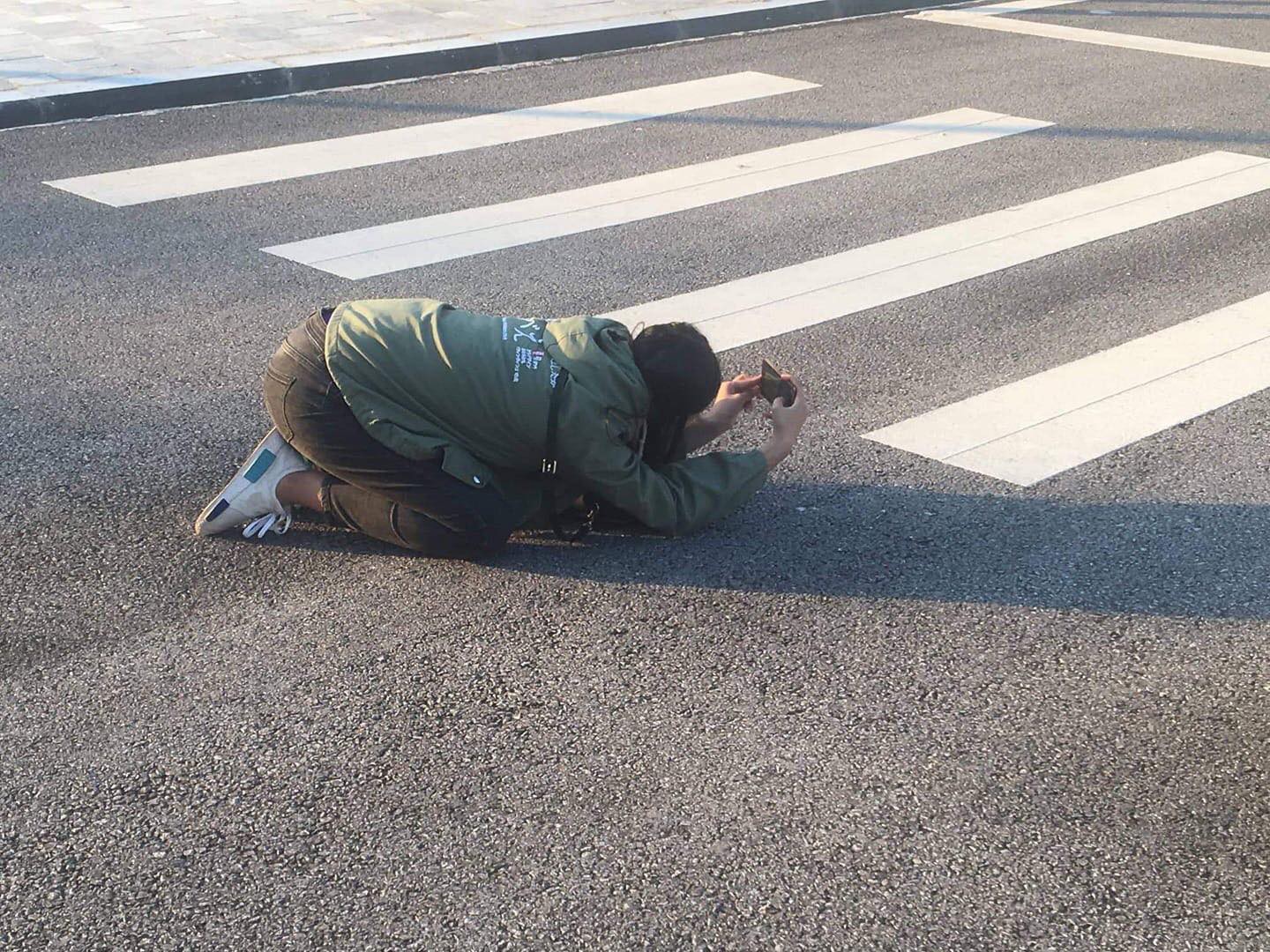 Loạt ảnh chứng minh tầm quan trọng của một người bạn có tâm, sẵn sàng hy sinh để có một bức ảnh sống ảo đẹp