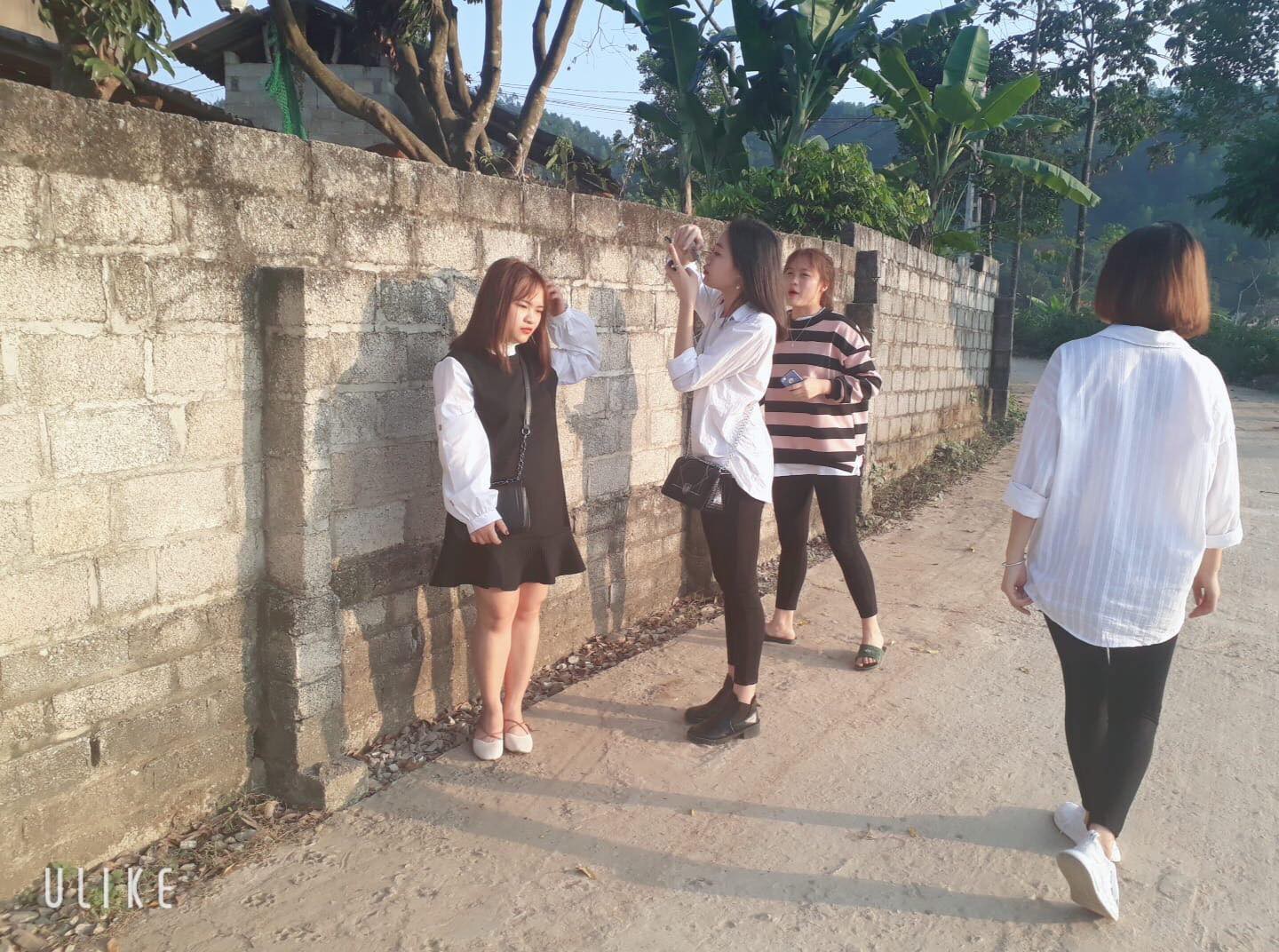 Loạt ảnh chứng minh tầm quan trọng của một người bạn có tâm, sẵn sàng hy sinh để có một bức ảnh sống ảo đẹp