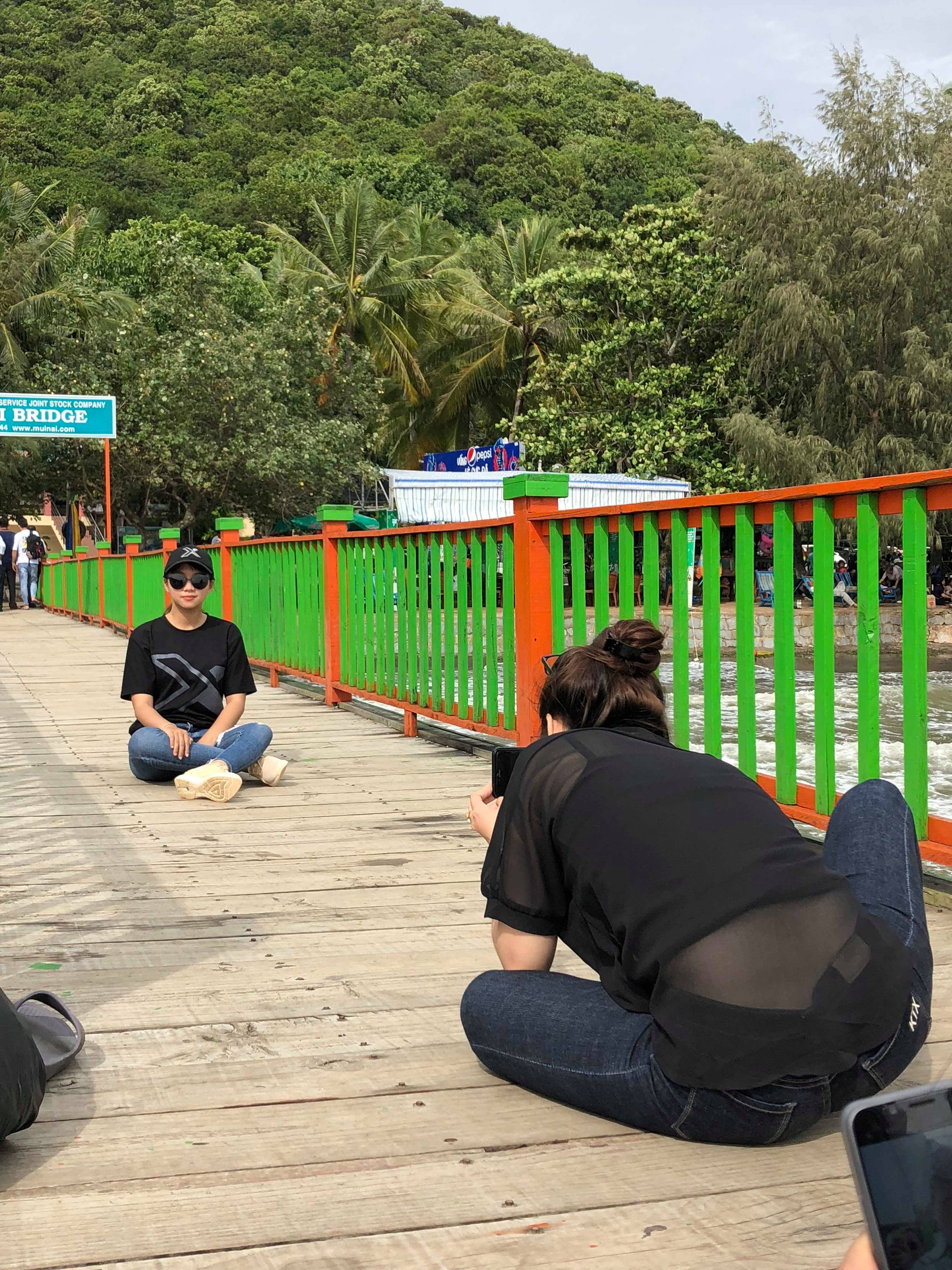 Loạt ảnh chứng minh tầm quan trọng của một người bạn có tâm, sẵn sàng hy sinh để có một bức ảnh sống ảo đẹp