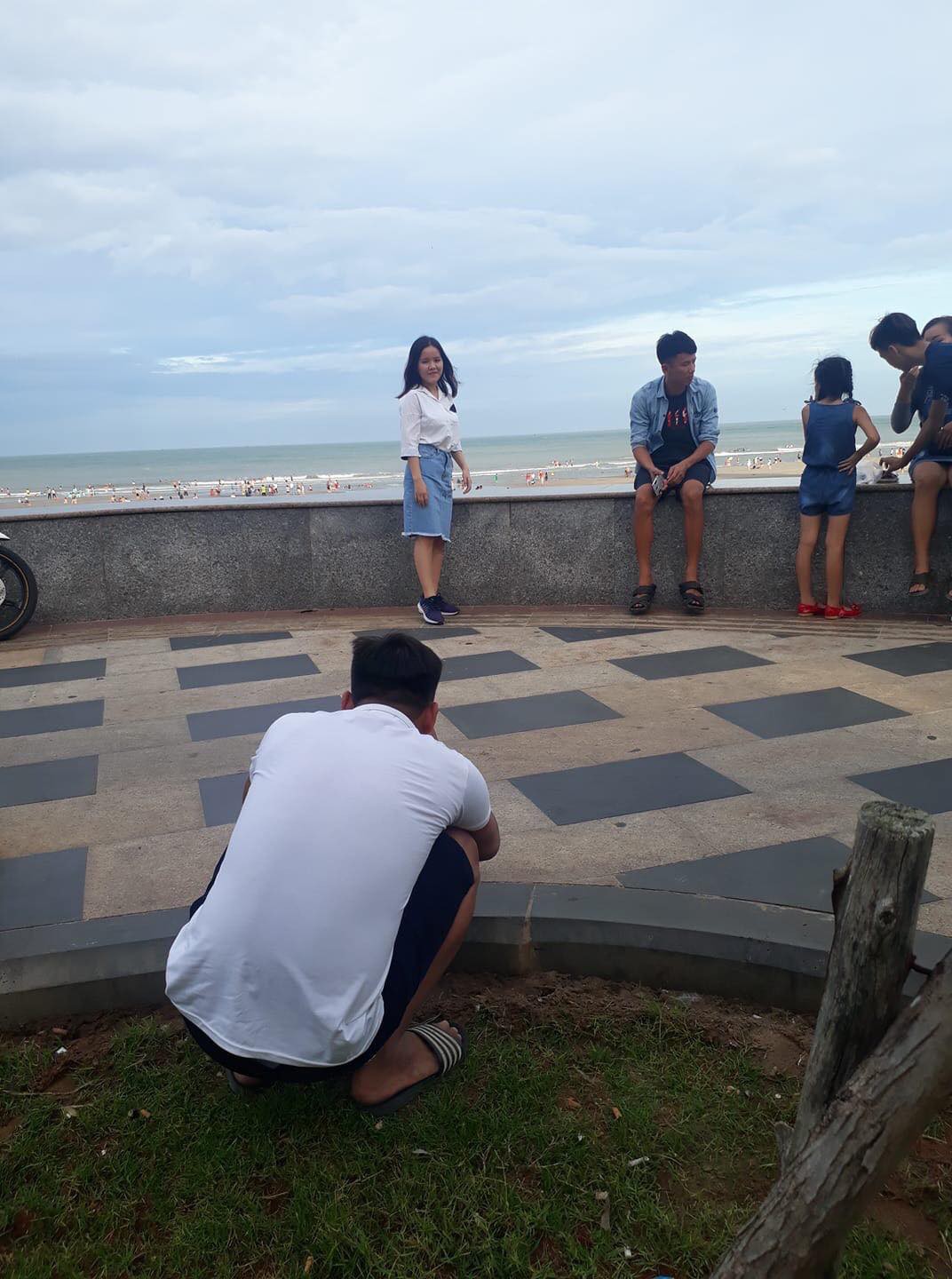 Loạt ảnh chứng minh tầm quan trọng của một người bạn có tâm, sẵn sàng hy sinh để có một bức ảnh sống ảo đẹp