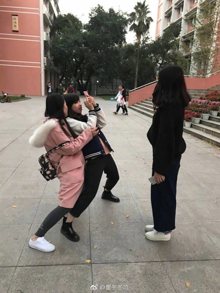 Loạt ảnh chứng minh tầm quan trọng của một người bạn có tâm, sẵn sàng hy sinh để có một bức ảnh sống ảo đẹp