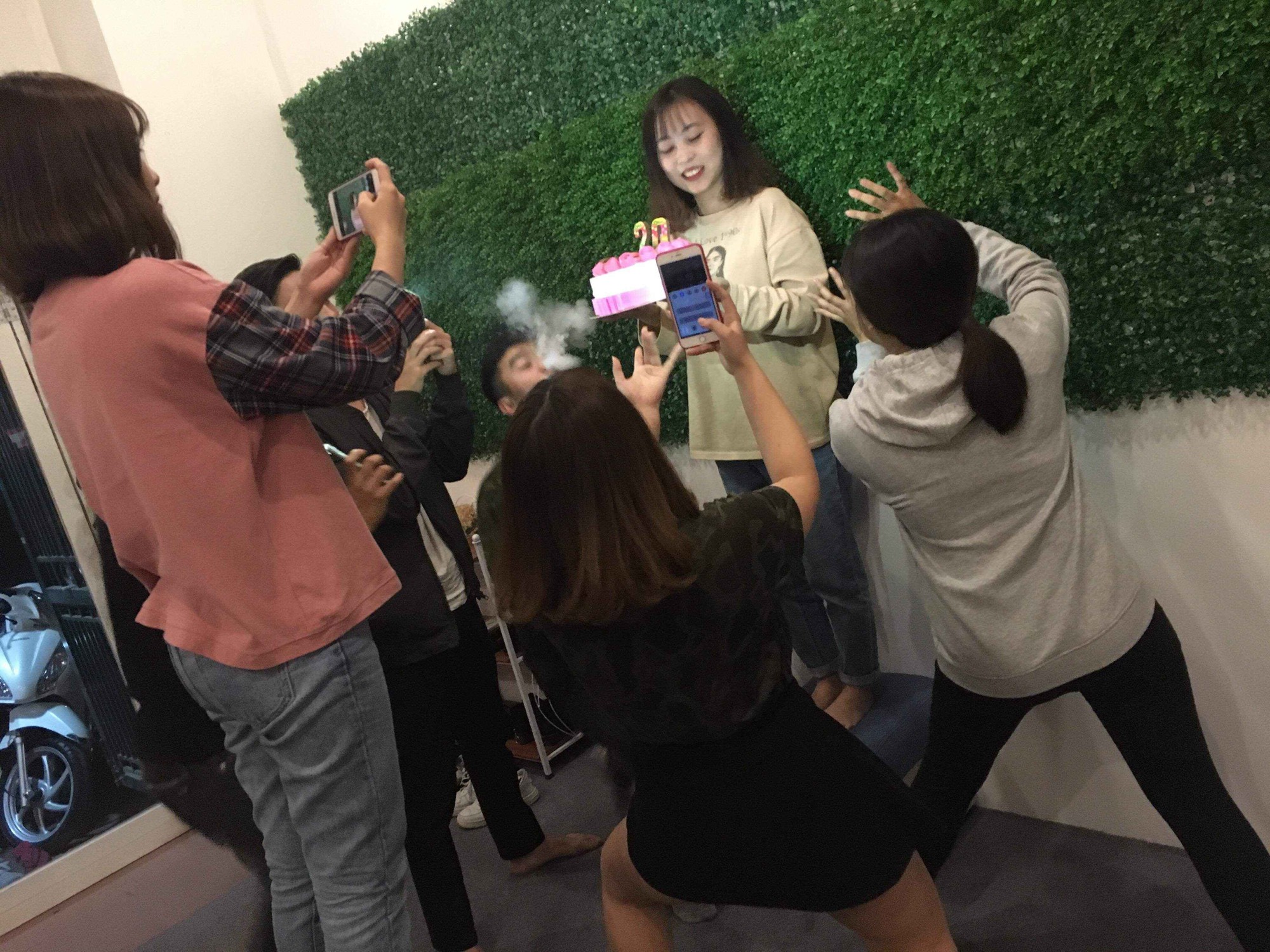 Loạt ảnh chứng minh tầm quan trọng của một người bạn có tâm, sẵn sàng hy sinh để có một bức ảnh sống ảo đẹp