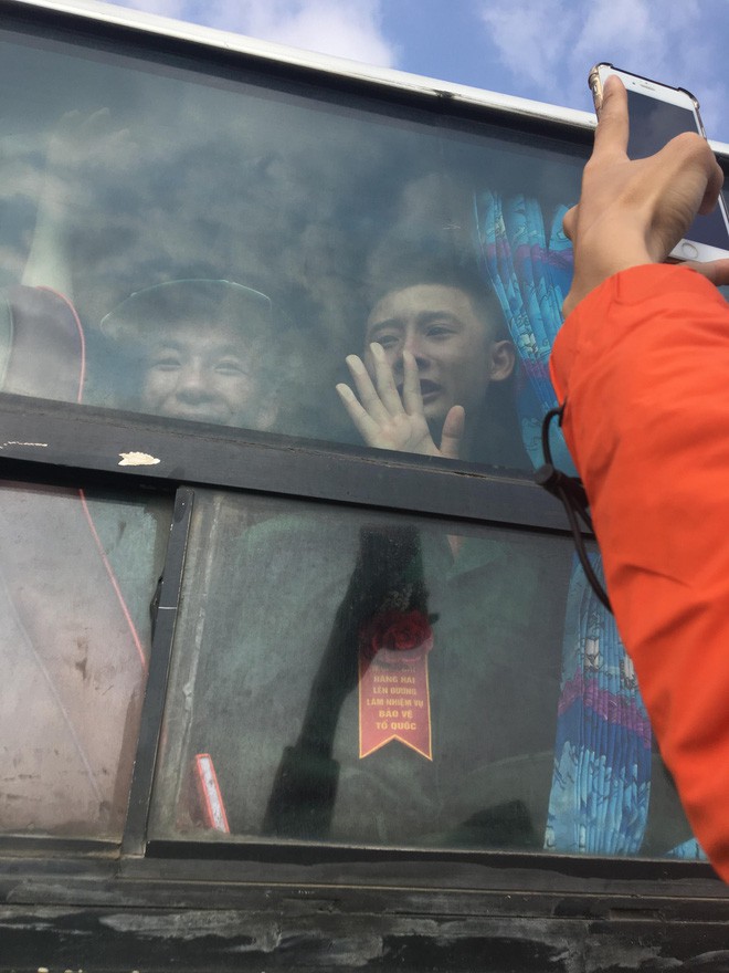 Khoảnh khắc thanh niên mếu máo ngoái nhìn mẹ qua cửa kính ô tô trước khi nhập ngũ khiến nhiều người vừa thương vừa không nhịn được cười