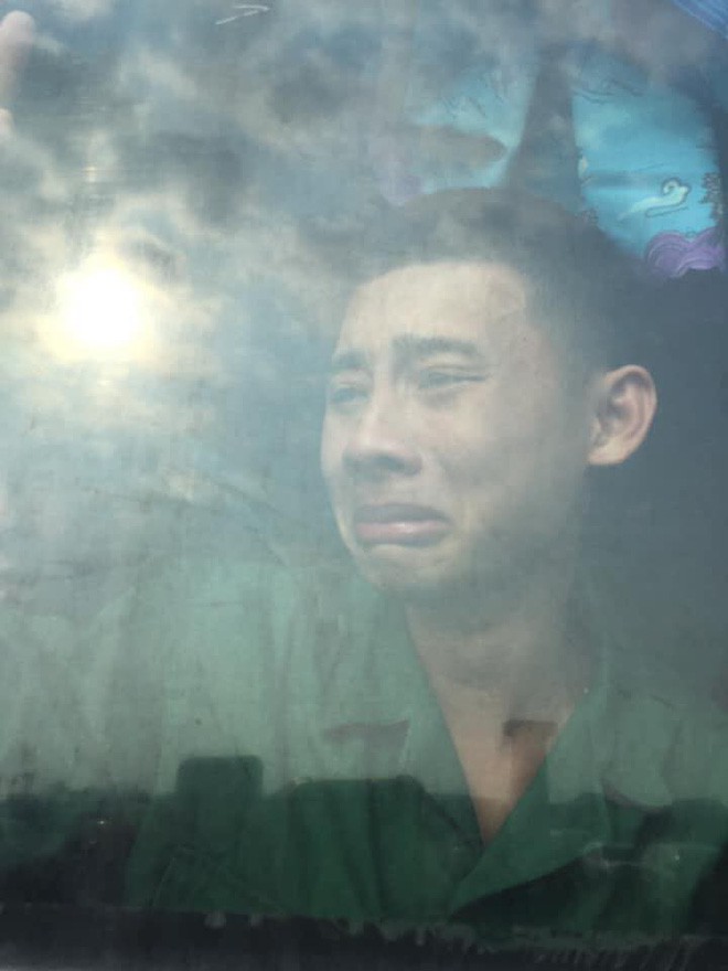 Khoảnh khắc thanh niên mếu máo ngoái nhìn mẹ qua cửa kính ô tô trước khi nhập ngũ khiến nhiều người vừa thương vừa không nhịn được cười