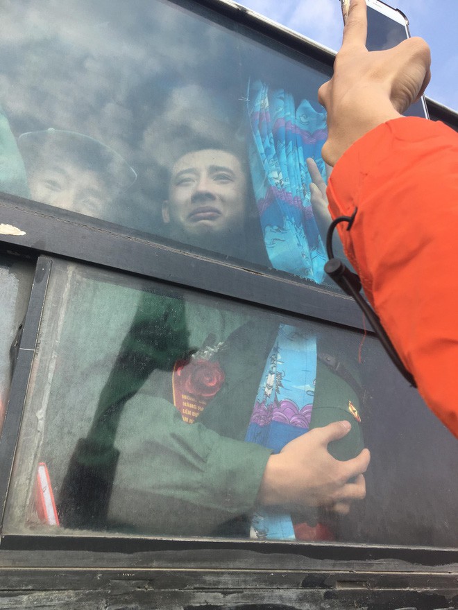 Khoảnh khắc thanh niên mếu máo ngoái nhìn mẹ qua cửa kính ô tô trước khi nhập ngũ khiến nhiều người vừa thương vừa không nhịn được cười