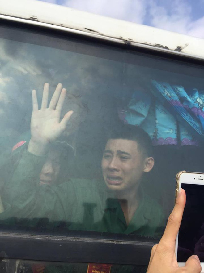 Khoảnh khắc thanh niên mếu máo ngoái nhìn mẹ qua cửa kính ô tô trước khi nhập ngũ khiến nhiều người vừa thương vừa không nhịn được cười