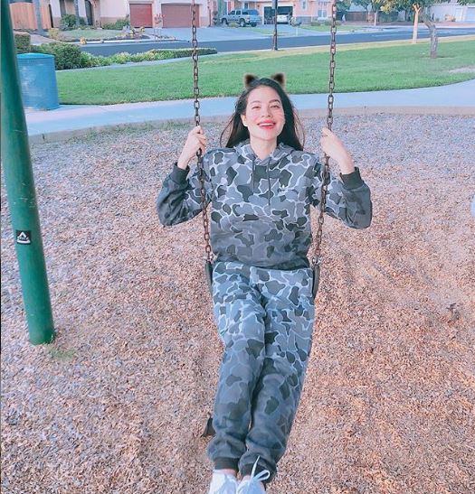 Hoa hậu Phạm Hương khoe ảnh hồn nhiên tuổi 13, anti-fan vào phản dame cực gắt