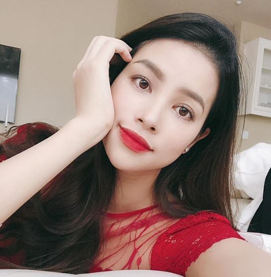 Hoa hậu Phạm Hương khoe ảnh hồn nhiên tuổi 13, anti-fan vào phản dame cực gắt