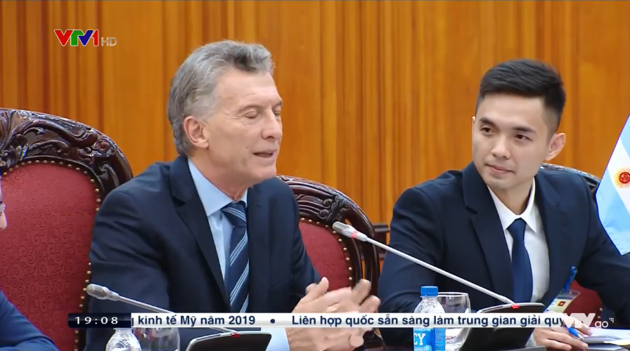 Dân tình vui buồn lẫn lộn khi tìm thấy in4 của chàng phiên dịch viên điển trai chiếm sóng thời sự VTV, đây là lí do!