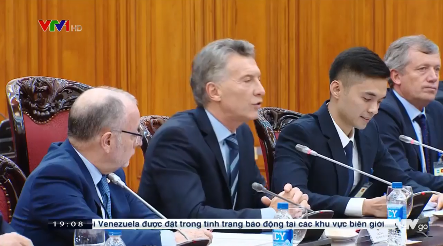 Dân tình vui buồn lẫn lộn khi tìm thấy in4 của chàng phiên dịch viên điển trai chiếm sóng thời sự VTV, đây là lí do!