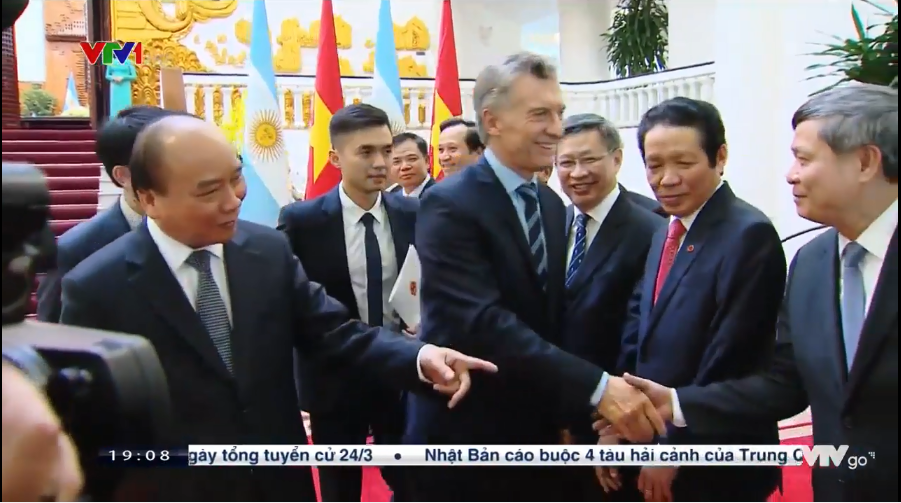 Dân tình vui buồn lẫn lộn khi tìm thấy in4 của chàng phiên dịch viên điển trai chiếm sóng thời sự VTV, đây là lí do!