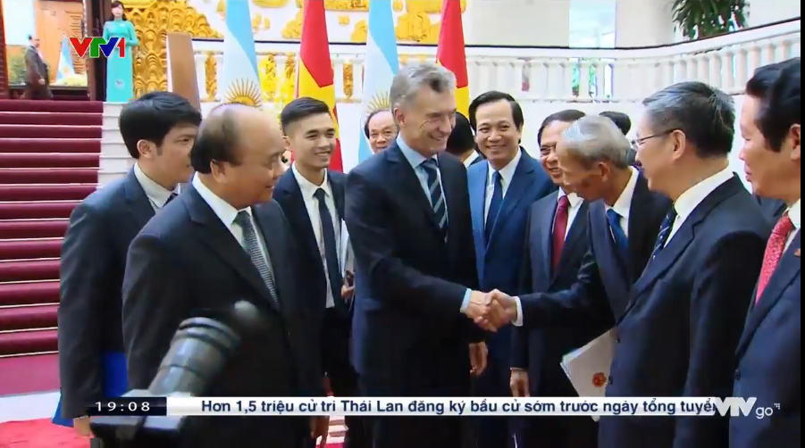 Dân tình vui buồn lẫn lộn khi tìm thấy in4 của chàng phiên dịch viên điển trai chiếm sóng thời sự VTV, đây là lí do!