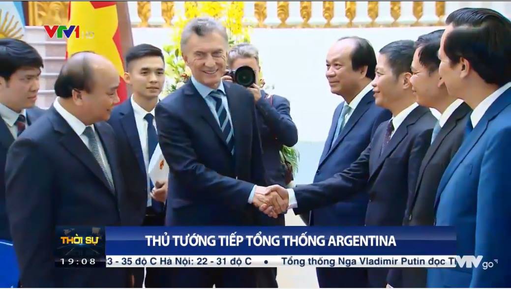 Dân tình vui buồn lẫn lộn khi tìm thấy in4 của chàng phiên dịch viên điển trai chiếm sóng thời sự VTV, đây là lí do!