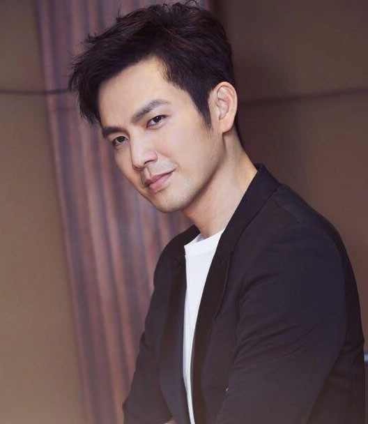 Dân tình vui buồn lẫn lộn khi tìm thấy in4 của chàng phiên dịch viên điển trai chiếm sóng thời sự VTV, đây là lí do!