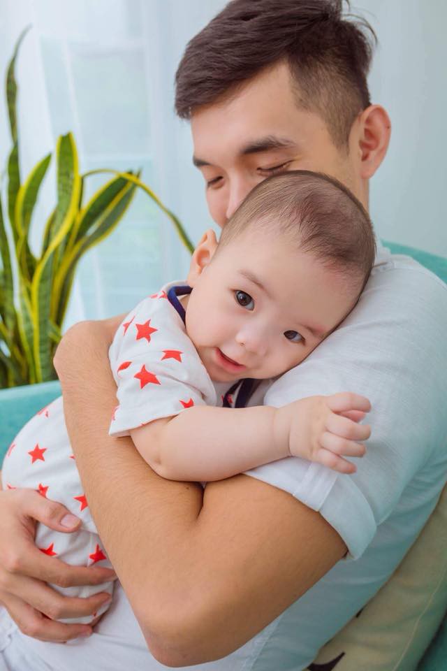 Dân tình vui buồn lẫn lộn khi tìm thấy in4 của chàng phiên dịch viên điển trai chiếm sóng thời sự VTV, đây là lí do!