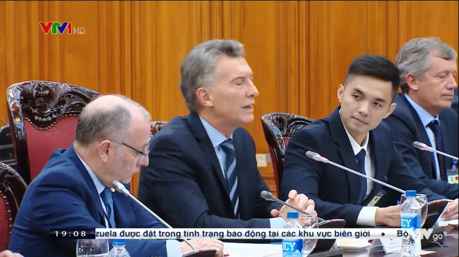 Dân tình vui buồn lẫn lộn khi tìm thấy in4 của chàng phiên dịch viên điển trai chiếm sóng thời sự VTV, đây là lí do!