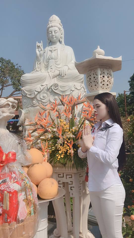 Đăng ảnh đi chùa sau kết luận bán dâm, Thư Dung bị mỉa mai: Cầu được giá hả em?