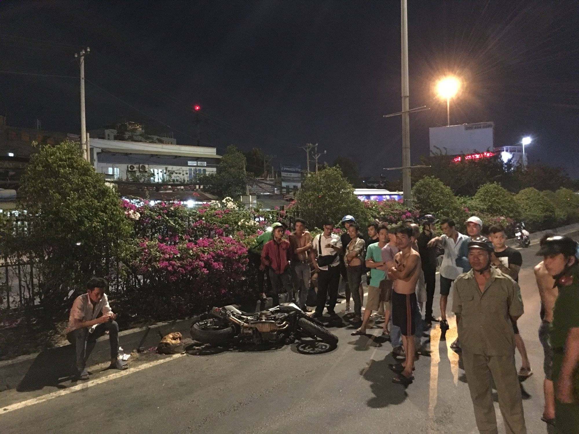 Thanh niên đi mô tô chết thảm sau cú tông vào đuôi xe container dừng trên quốc lộ 1A