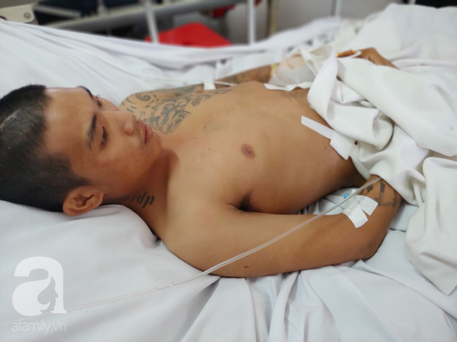 Tai nạn kinh hoàng: Chàng trai 25 tuổi bị xe lam chở rác ép dính vào tường, thủng bụng nguy kịch