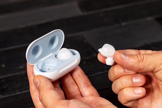 Samsung trình làng Galaxy Buds rẻ hơn AirPods, hỗ trợ sạc không dây