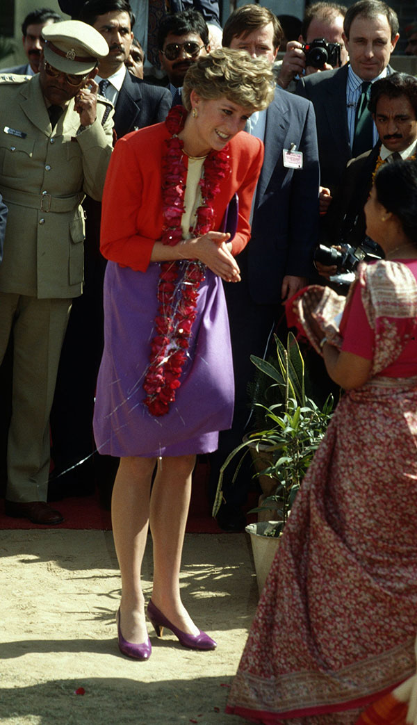 Nếu không phải là Công nương Diana, liệu ai có thể diện màu tím mộng mơ sang trọng và đẳng cấp đến thế!