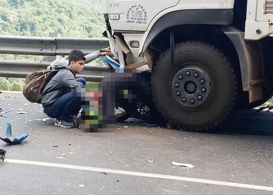 Sau 1 tuần điều trị, phượt thủ dính dưới bánh xe tải tử vong
