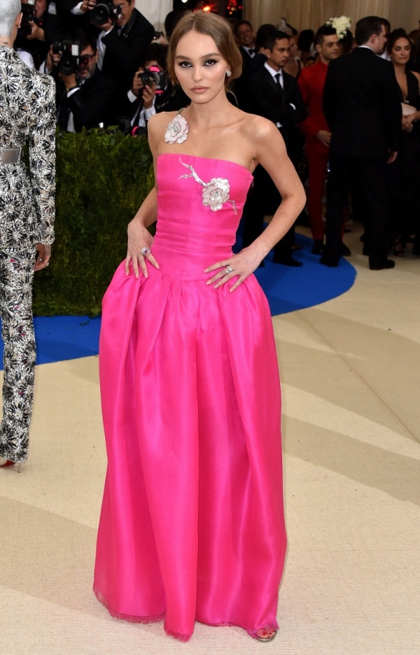 Sao Hollywood tỏa sáng trong đầm của Karl Lagerfeld