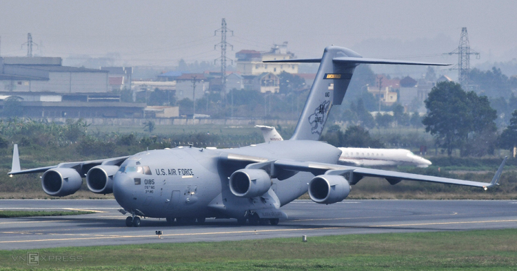 Vận tải cơ chở phương tiện phục vụ Tổng thống Mỹ tiếp tục đến Hà Nội