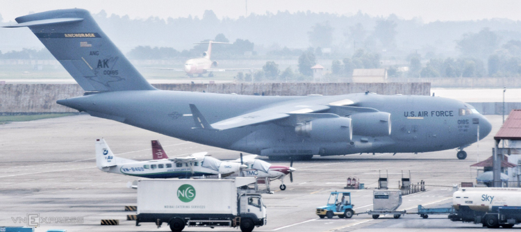 Vận tải cơ chở phương tiện phục vụ Tổng thống Mỹ tiếp tục đến Hà Nội