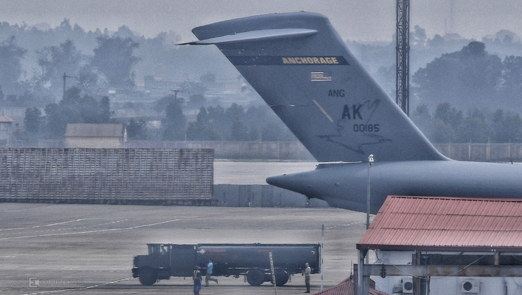 Vận tải cơ chở phương tiện phục vụ Tổng thống Mỹ tiếp tục đến Hà Nội