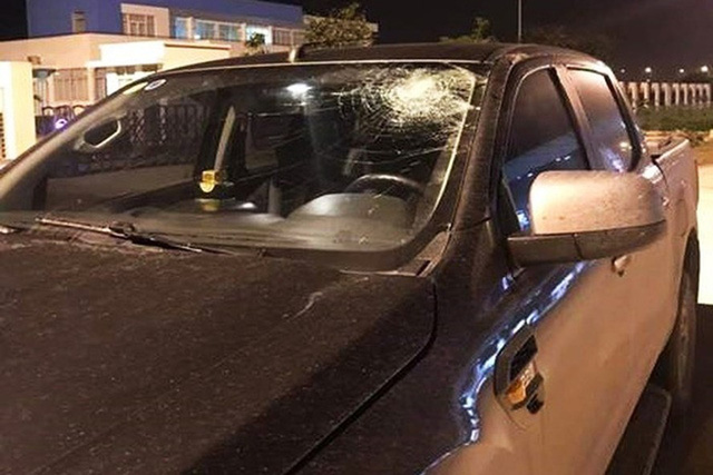 Triệu tập thanh niên ném chai nước vào kính ôtô trên cao tốc