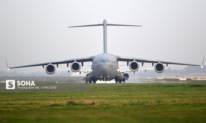 Chùm ảnh: Đường băng đông như trẩy hội, C-17 Mỹ xếp hàng chờ cất cánh ở Nội Bài