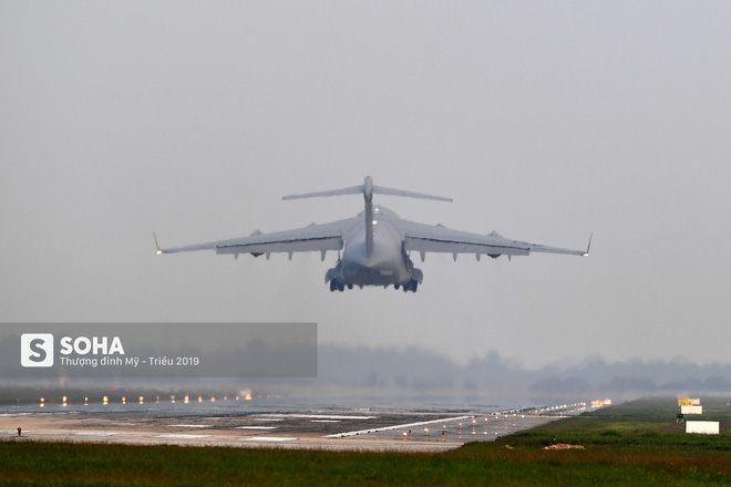 Chùm ảnh: Đường băng đông như trẩy hội, C-17 Mỹ xếp hàng chờ cất cánh ở Nội Bài