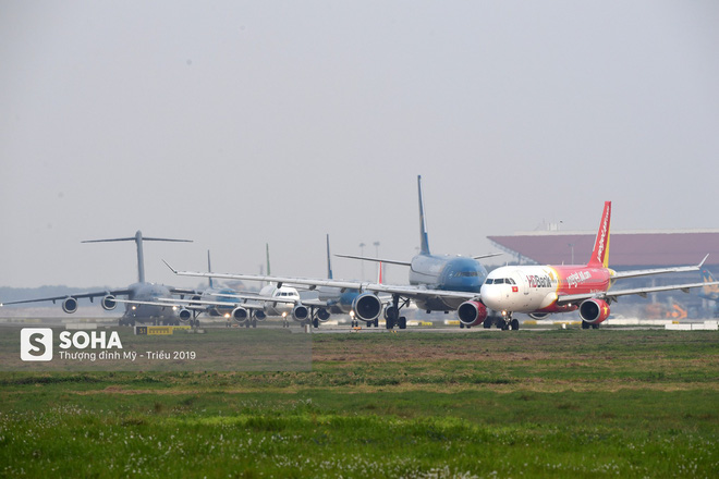 Chùm ảnh: Đường băng đông như trẩy hội, C-17 Mỹ xếp hàng chờ cất cánh ở Nội Bài