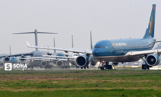 Chùm ảnh: Đường băng đông như trẩy hội, C-17 Mỹ xếp hàng chờ cất cánh ở Nội Bài