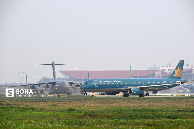 Chùm ảnh: Đường băng đông như trẩy hội, C-17 Mỹ xếp hàng chờ cất cánh ở Nội Bài