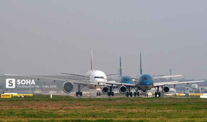 Chùm ảnh: Đường băng đông như trẩy hội, C-17 Mỹ xếp hàng chờ cất cánh ở Nội Bài