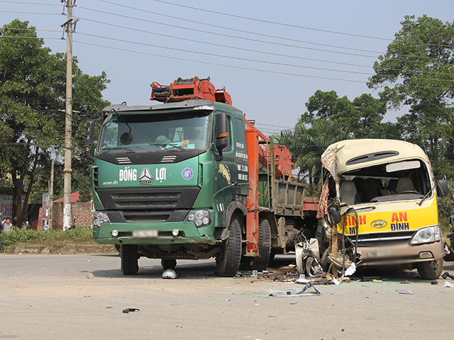 Ảnh, Clip: Hiện trường vụ tai nạn thảm khốc trên Đại lộ Thăng Long