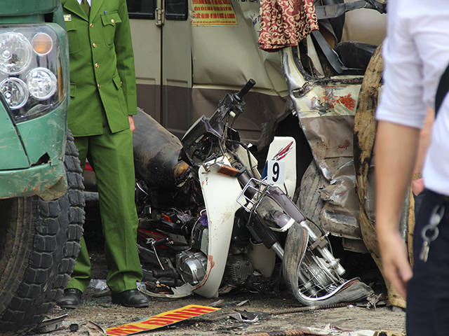 Ảnh, Clip: Hiện trường vụ tai nạn thảm khốc trên Đại lộ Thăng Long