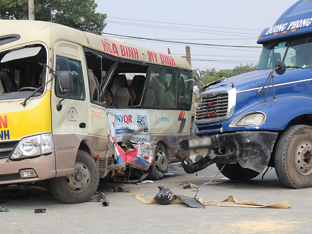 Ảnh, Clip: Hiện trường vụ tai nạn thảm khốc trên Đại lộ Thăng Long