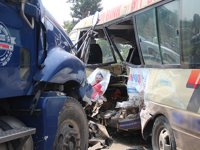 Ảnh, Clip: Hiện trường vụ tai nạn thảm khốc trên Đại lộ Thăng Long